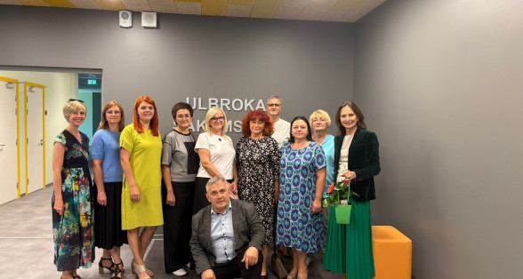 J Izglītības iestāžu vadītāji dalās ar labās prakses piemēriem Ulbrokas vidusskolā