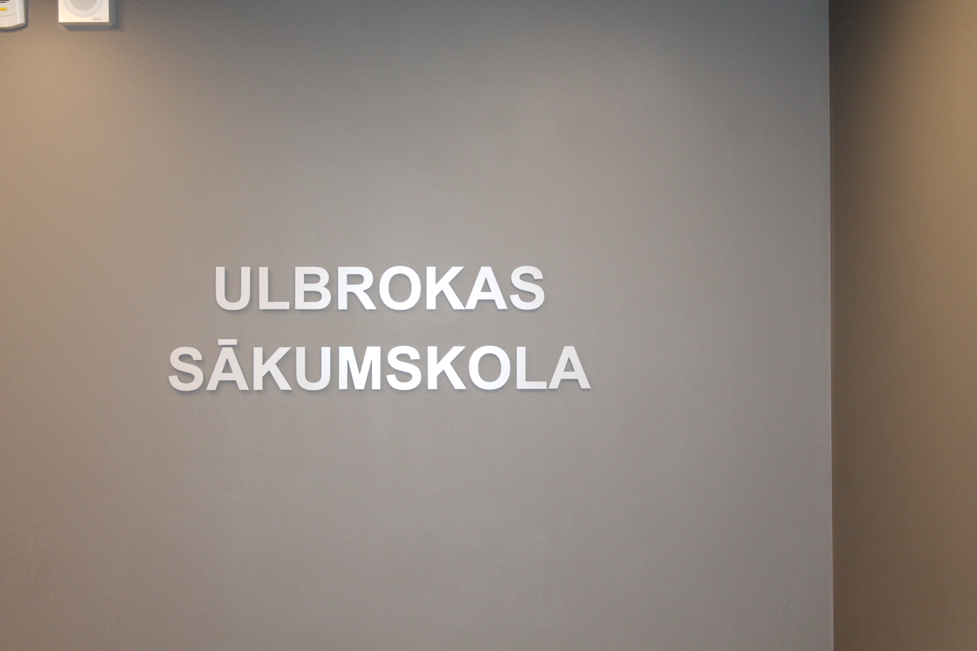 J Noslēgusies Ulbrokas vidusskolas sākumskolas ēkas būvniecība