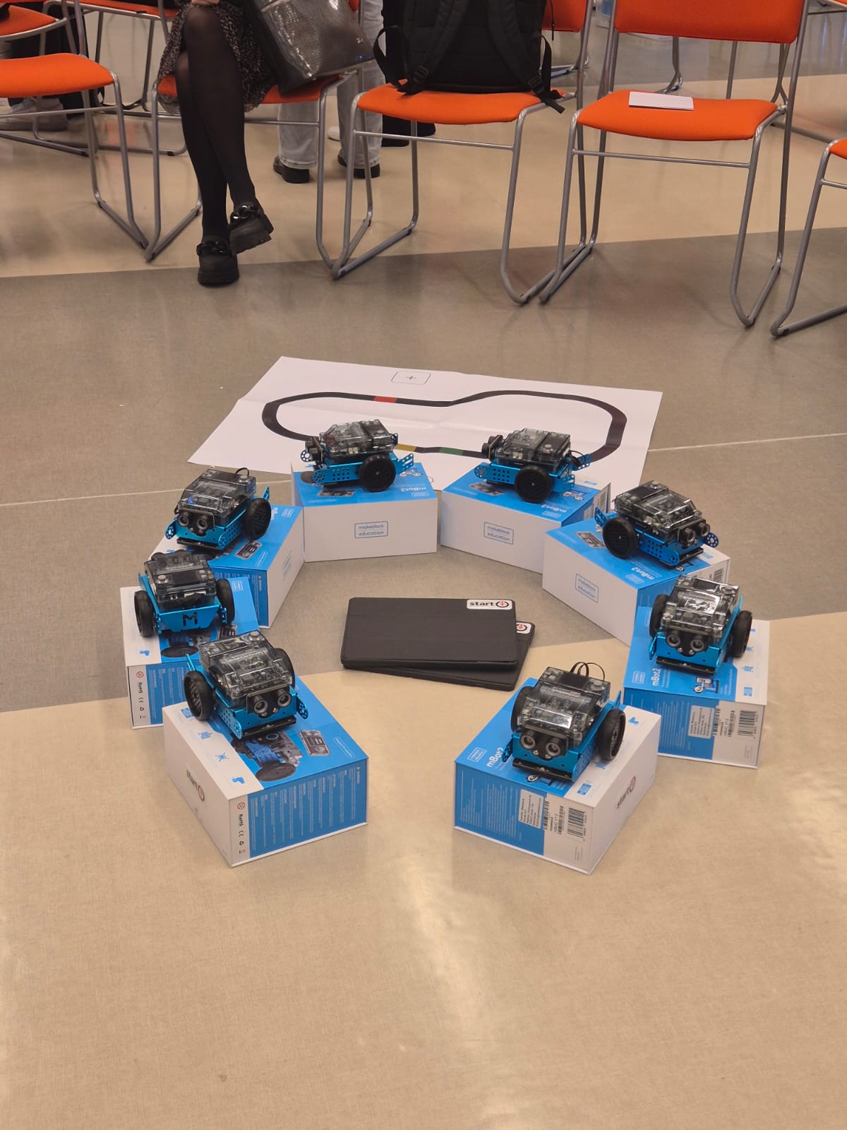 J Mūsu skola piedalās modernās datorikas apguvē ar robotiem un mikrodatoriem